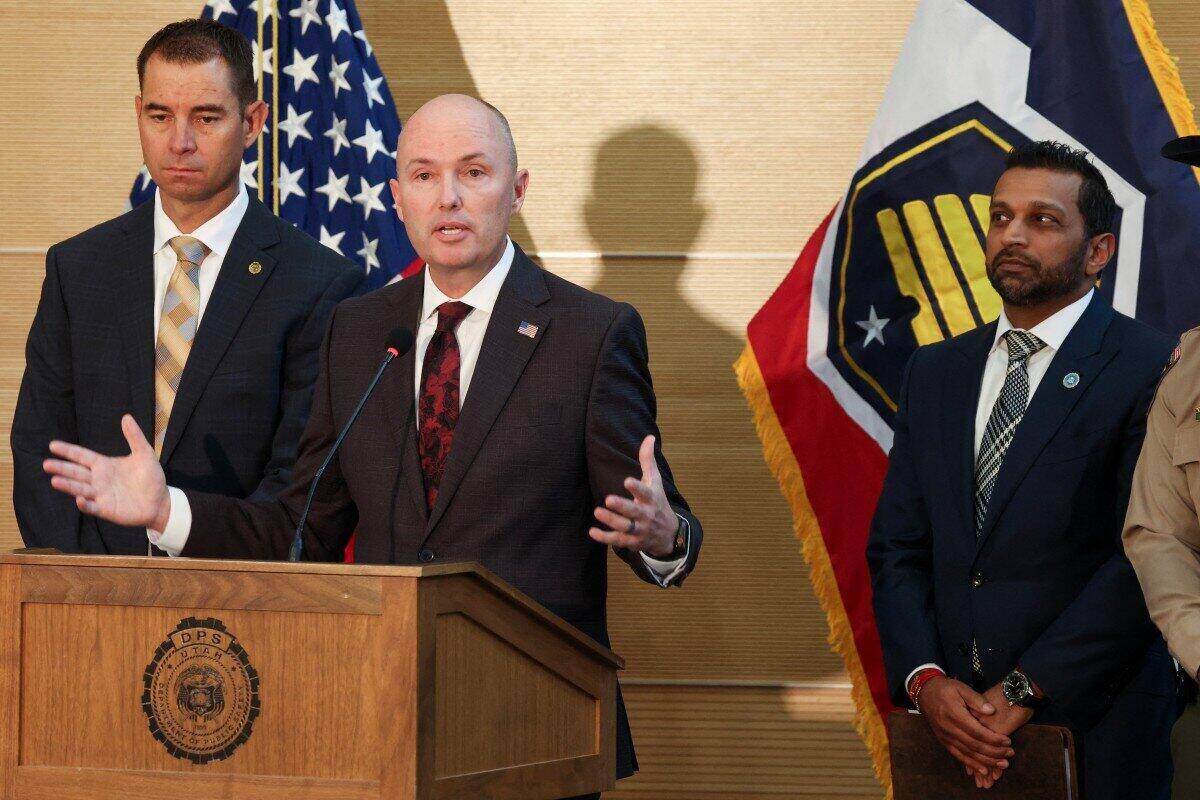 El gobernador de Utah Spencer Cox (centro) habla en una conferencia de prensa el 12 de septiembre 2 dias despues de que el activista Charlie Kirk fuera asesinado. Foto: AFP