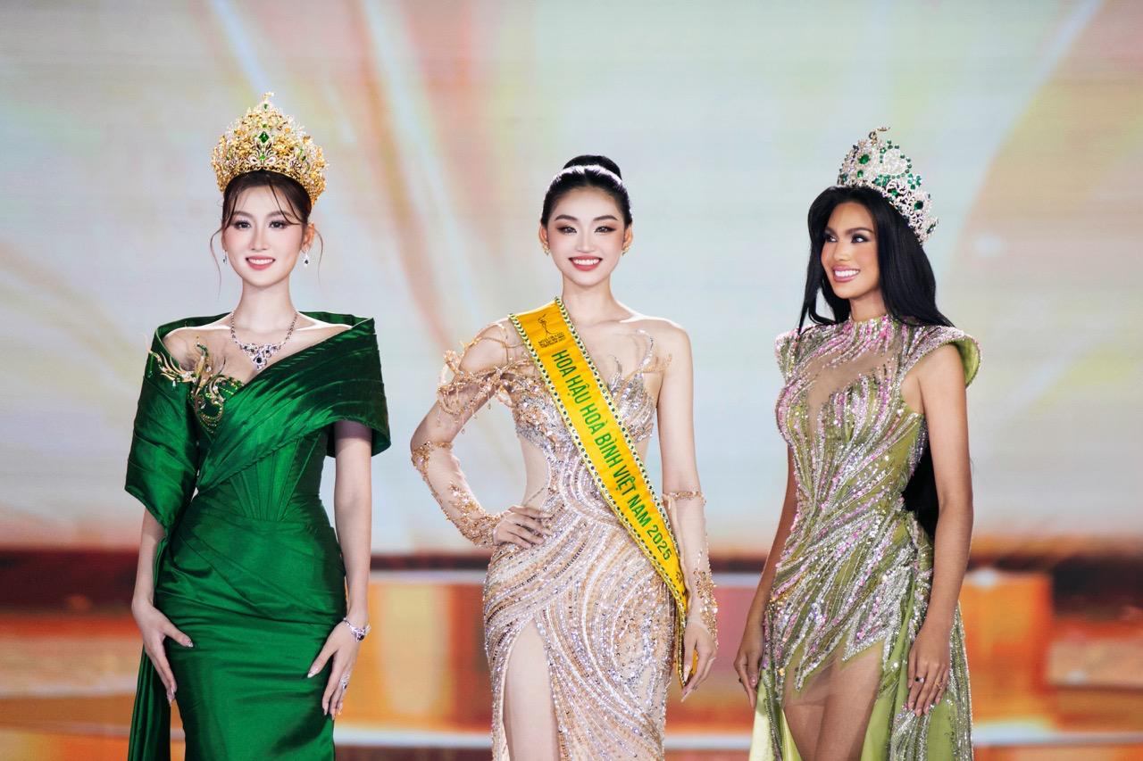 New Miss Grand Vietnam 2025 Yen Nhi (middle). Photo: Sen Vang.