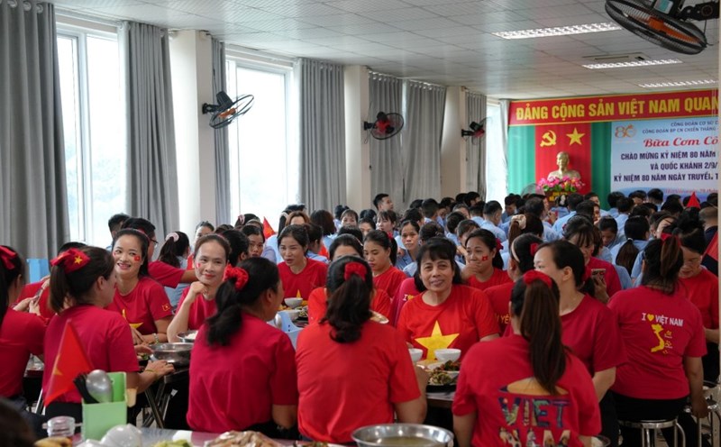 The units under H08 have just simultaneously organized union meals at 18 collective kitchens for nearly 2,200 union members and workers. Photo: Quang Huy