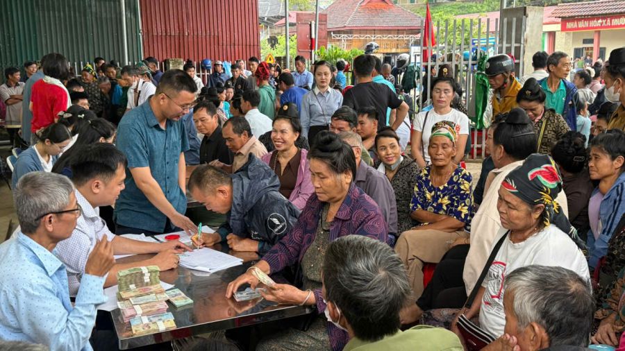 People come to receive money to share annual products from contributing land for growing rubber trees. Photo: Thanh Chuong