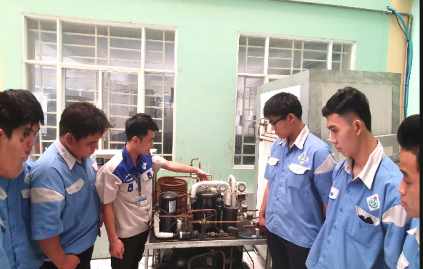 계단식 주기를 사용하는 냉동 창고 모델 설계 및 시공' 솔루션은 Can Tho 직업 전문 대학에서 교육 작업을 위해 도입했습니다. 사진: 제공 단위