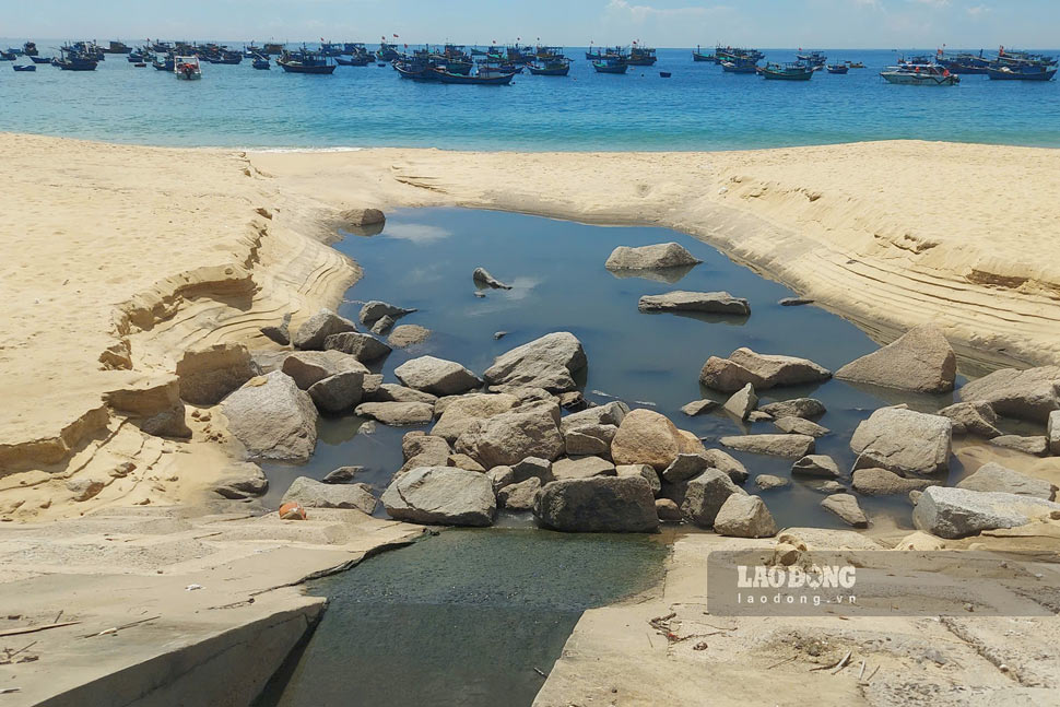 Domestic wastewater in Ly Chanh village (Quy Nhon Dong ward, Gia Lai) is discharged directly into the beach. Photo: Hoai Phuong