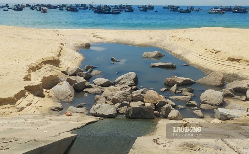 Domestic wastewater in Ly Chanh village (Quy Nhon Dong ward, Gia Lai) is discharged directly into the beach. Photo: Hoai Phuong