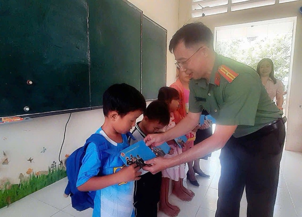 안장성 공안 노동조합은 최근 안장성 빈호아 흥브람 코뮌 바흐엉브람 초등학교에서 어려운 환경에 처한 학생 10명에게 브람 장학금 건강 보험 카드 및 선물을 수여하는 행사를 개최했습니다. 사진: Quang Huy