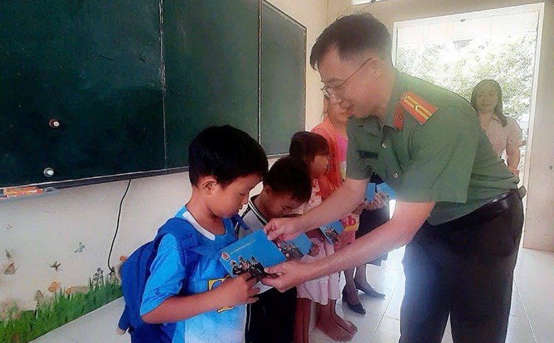 The An Giang Provincial Police Union has just organized a ceremony to present scholarships, health insurance cards and gifts to 10 students in difficult circumstances at Ba Huong Primary School, Vinh Hoa Hung Commune, An Giang Province. Photo: Quang Huy