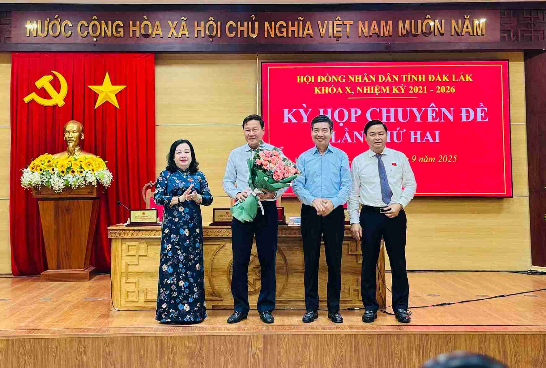 Les dirigeants du Comite provincial du Parti et du Comite populaire de la province de Dak Lak offrent des fleurs reconnaissant les contributions de M. Tran Phu Hung pendant son mandat au Conseil populaire provincial. Photo : Bao Trung