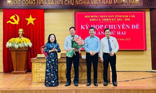 Lãnh đạo Tỉnh ủy, UBND tỉnh Đắk Lắk tặng hoa ghi nhận những đóng góp của ông Trần Phú Hùng trong thời gian công tác tại HĐND tỉnh. Ảnh: Bảo Trung