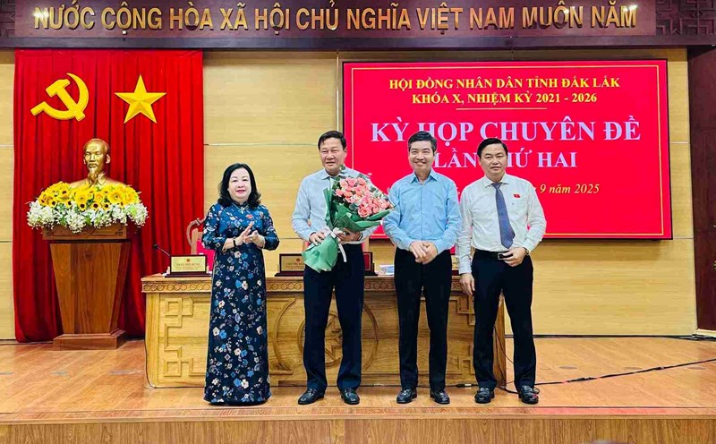 Leaders of the Provincial Party Committee and the Dak Lak Provincial People's Committee presented flowers to recognize Mr. Tran Phu Hung's contributions during his time working at the Provincial People's Council. Photo: Bao Trung
