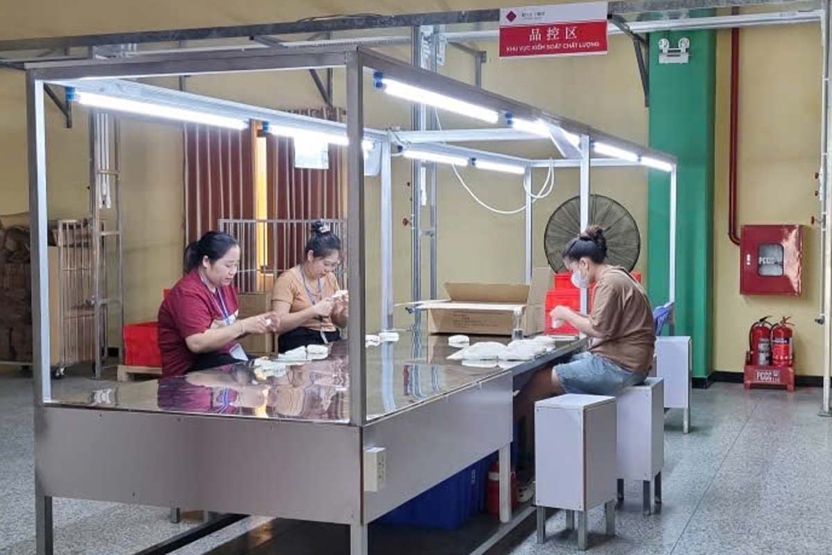 Victory Vietnam 신발 유한 회사 지점(닌빈성 탄남동 호아싸 산업 단지)에서 근무하는 노동자. 사진: Thanh Huyen