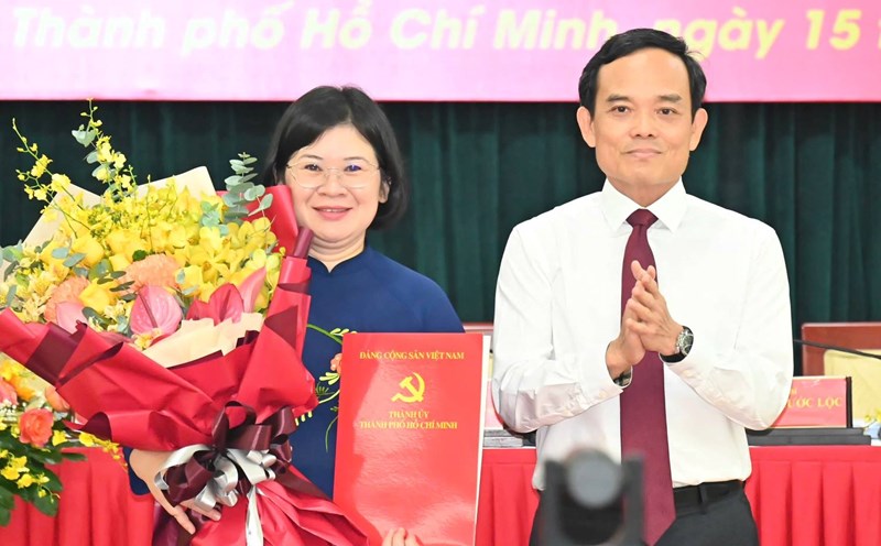 Ho Chi Minh City Party Secretary Tran Luu Quang presented the decision to Ms. Van Thi Bach Tuyet. Photo: Viet Dung