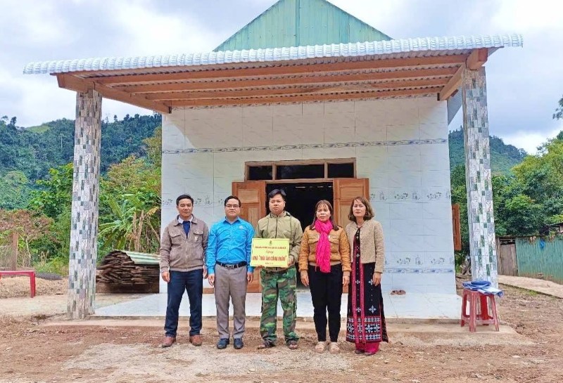 Ban giao Mai am Cong doan cho doan vien kho khan o mien nui Tay Giang, Da Nang. Anh: Truong An