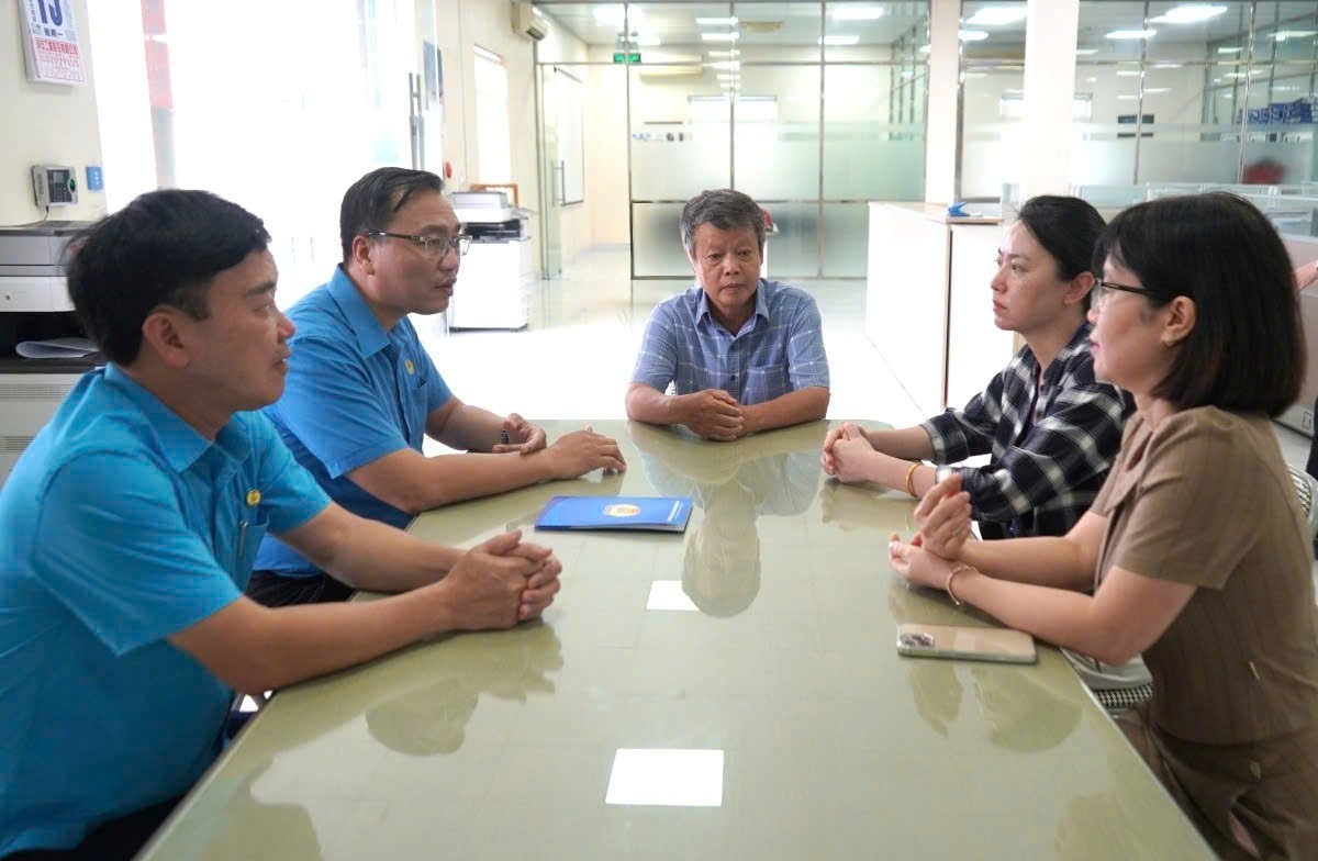 Pho Chu tich LDLD TP Hai Phong Nguyen Van Quyet tham hoi dong vien doanh nghiep sau vu chay gay thiet hai ve tai san. Ảnh: Mai Dung