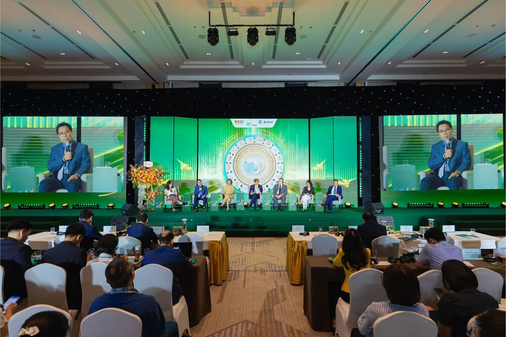 Ong Le Hoang Minh - Giam doc dieu hanh san xuat kiem Truong du an Net Zero cua Vinamilk tai Dien dan Doanh nghiep Phat trien ben vung Viet Nam (VCSF) lan thu 12. Ảnh: Minh Anh