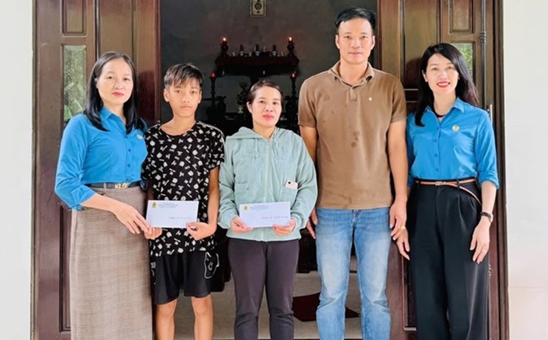 Sponsorship gifts for orphans and children of union members in difficult circumstances in Trieu Phong commune. Photo: Quang Tri Trade Union