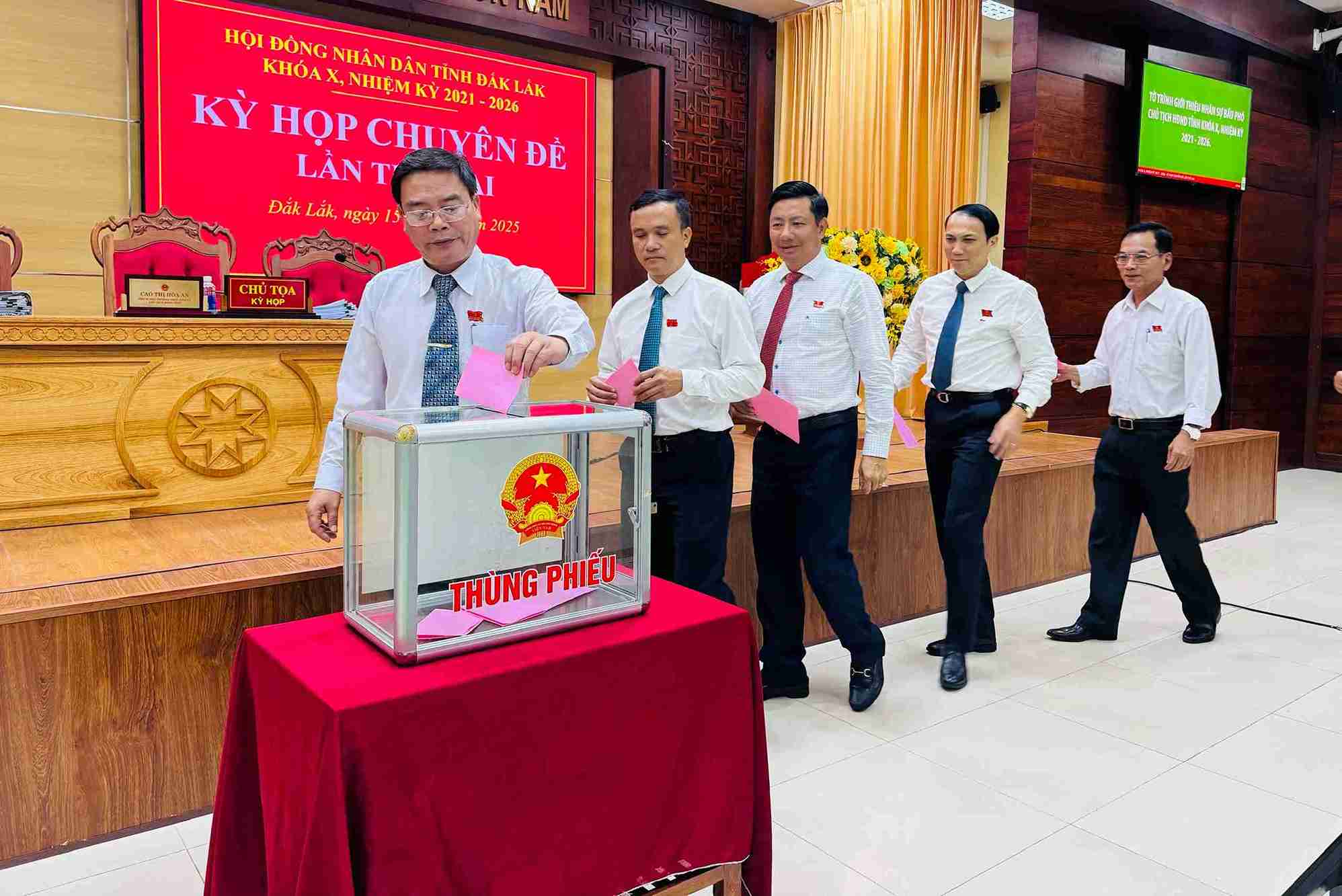 Cac dai bieu tien hanh bo phieu. Anh: Bao Trung