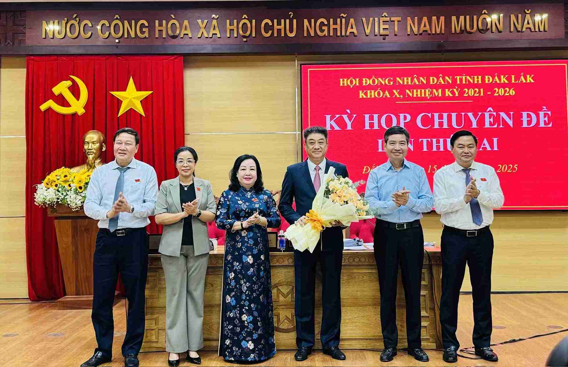 Les dirigeants du Comite provincial du Parti et du Conseil populaire de la province de Dak Lak offrent des fleurs pour feliciter M. Tu Thai Giang - Vice-president du Conseil populaire provincial de Dak Lak. Photo : Bao Trung