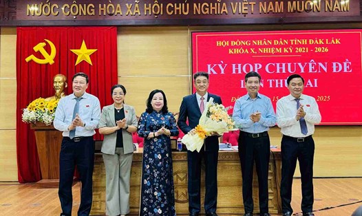 Lãnh đạo Tỉnh ủy, HĐND, UBND tỉnh Đắk Lắk tặng hoa chúc mừng ông Từ Thái Giang - Phó Chủ tịch HĐND tỉnh Đắk Lắk. Ảnh: Bảo Trung