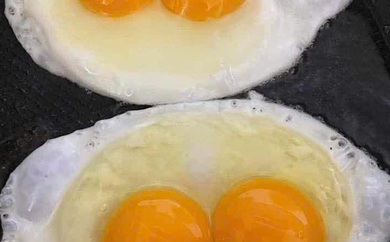For people at risk or with diabetes, the habit of eating duck eggs in the morning can cause high blood sugar. Photo: Quang Minh.