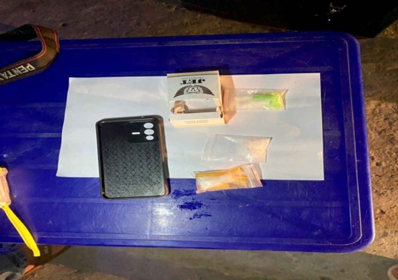 기능 부대는 용의자 Phu의 몸에서 마약으로 의심되는 흰색 결정체가 들어 있는 비닐 봉투 3개를 발견했습니다. 사진: Dong Thap 지방 경찰