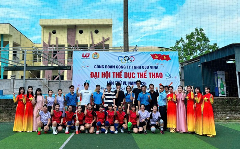 Leaders of the Trade Union of Industrial Parks in Phu Tho province took a souvenir photo with the athletes. Photo: An Vi