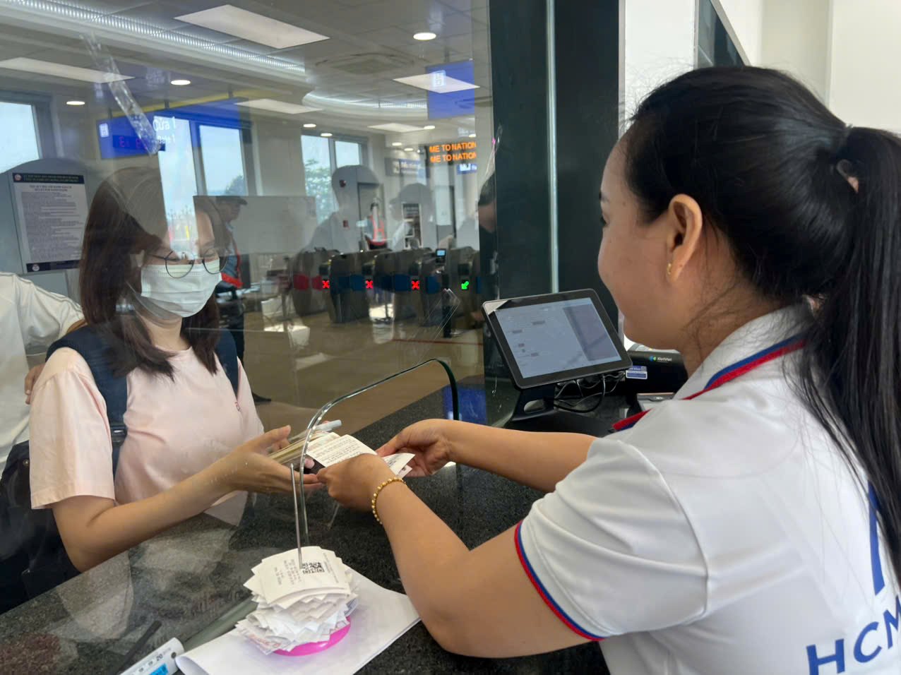 Passengers buy tickets at the counter at Metro Station No. 1. Photo: Minh Quan
