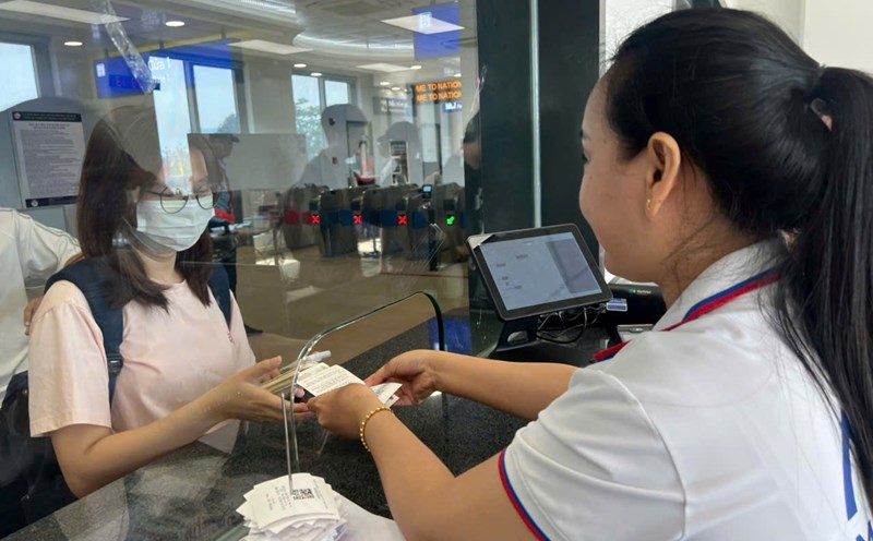 Passengers buy tickets at the counter at Metro Station No. 1. Photo: Minh Quan