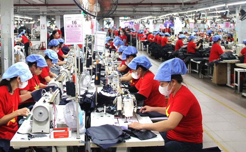 Workers of 29/3 Textile and Garment Joint Stock Company compete in labor production, welcoming the 1st Congress of the Da Nang City Party Committee for the 2025 - 2030 term. Photo: HUY HOANG