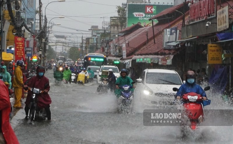 Ho Chi Minh City is forecast to have scattered showers and thunderstorms in the evening and night of September 15, with some places having heavy rain. Photo: Minh Quan