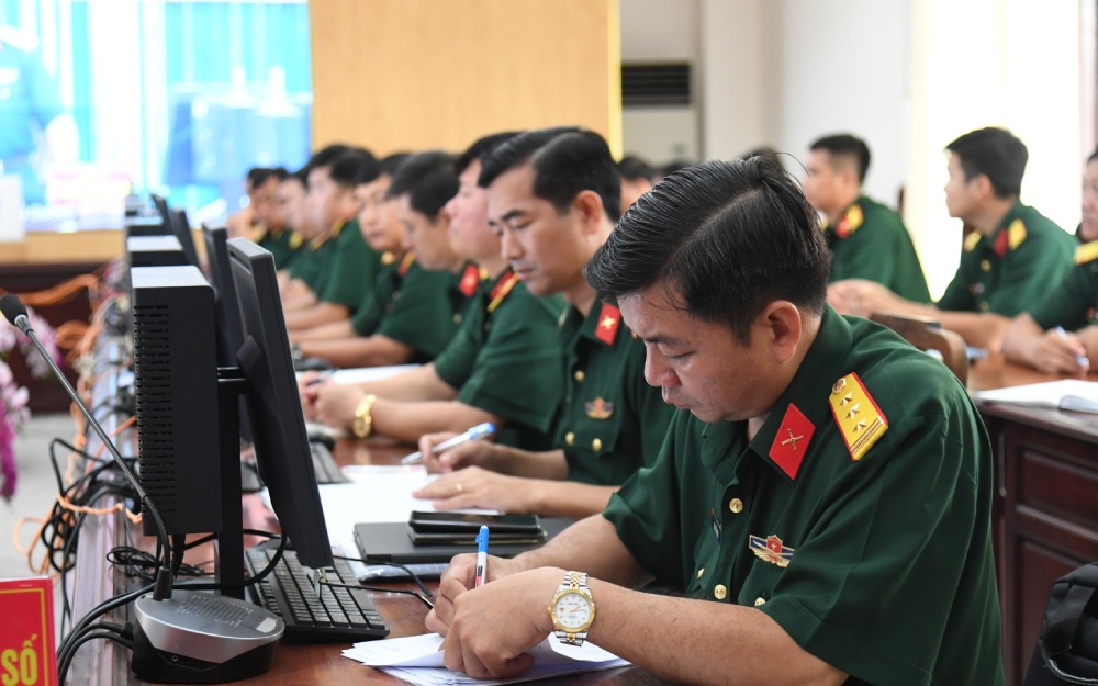 Representantes asisten a una capacitacion sobre la implementacion del movimiento 'Binh dan hoc vu so' y la aplicacion de la inteligencia artificial en las fuerzas armadas provinciales. Foto: Phuong Vu