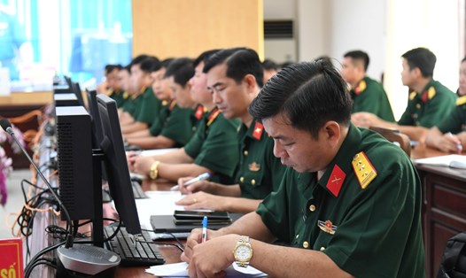 Đại biểu dự tập huấn triển khai phong trào “Bình dân học vụ số” và ứng dụng trí tuệ nhân tạo trong lực lượng vũ trang tỉnh. Ảnh: Phương Vũ