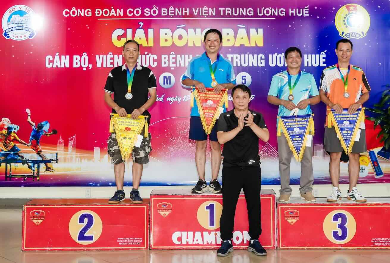 Director of Hue Central Hospital Pham Nhu Hiep presented awards to union members participating in the table tennis tournament. Photo: Truong Loc