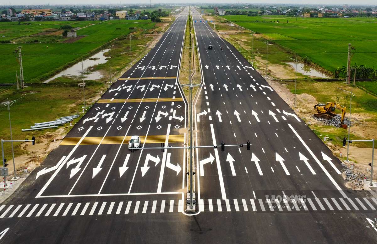 The Nam Dinh - Lac Quan - coastal road is expected to be completed in November 2025. Photo: Luong Ha