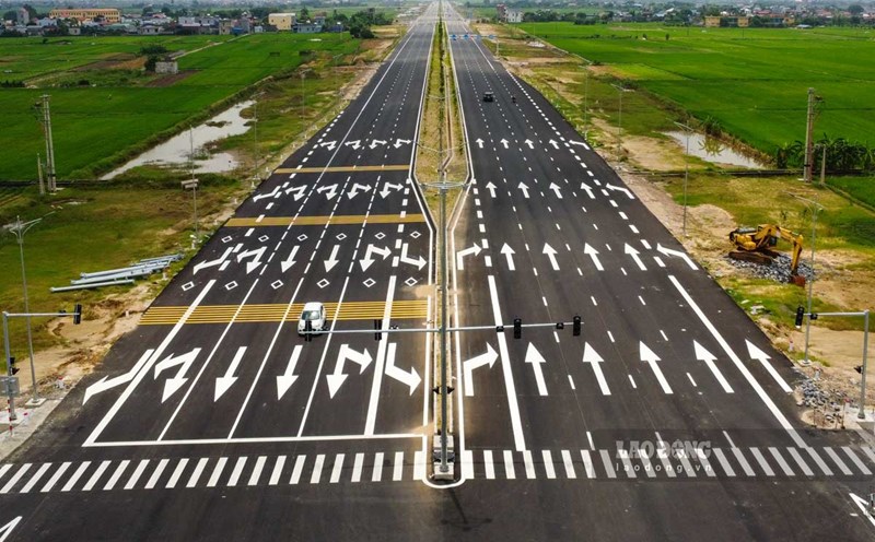 The Nam Dinh - Lac Quan - coastal road is expected to be completed in November 2025. Photo: Luong Ha