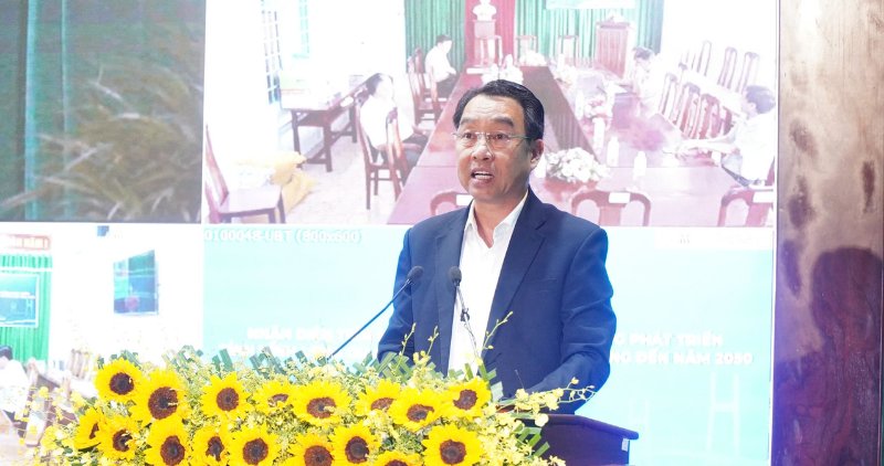 Le president du Comite populaire provincial de Vinh Long Lu Quang Ngoi prend la parole pour donner la conference. Photo : Hoang Loc