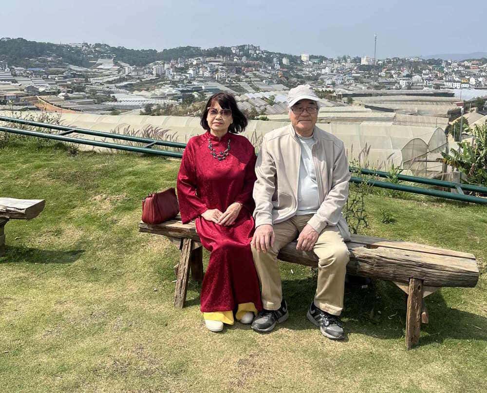 Enjoying vacations with parents will help children understand and connect between the two generations. Photo: Quang Vo
