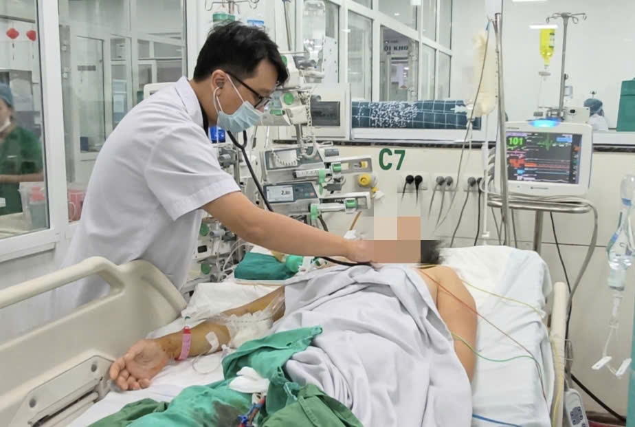 Emergency care for a critical case of dengue fever. Photo: Thanh Dang