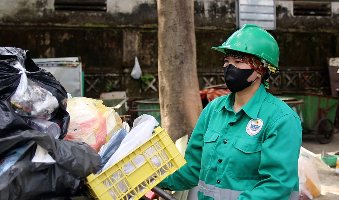 Sanitation workers hope that people will accompany in classifying waste. Photo: Hoang Xuyen
