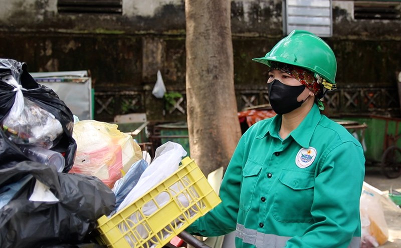 Sanitation workers hope that people will accompany in classifying waste. Photo: Hoang Xuyen