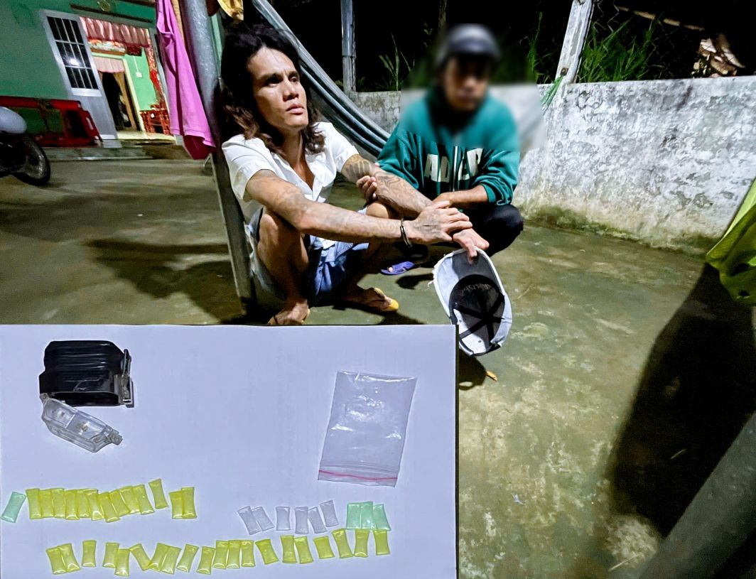 현장의 용의자 Chau Luoi와 마약으로 의심되는 증거물. 사진: Van Long