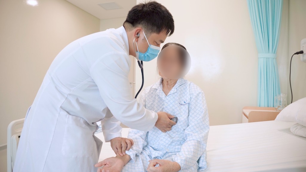 The doctor examined a patient who had a heart attack and had a heart arrest twice. Photo: BVCC