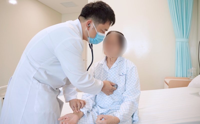 The doctor examined a patient who had a heart attack and had a heart arrest twice. Photo: BVCC