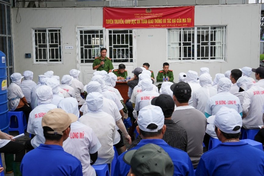 Cong an phuong Long Binh tuyen truyen phap luat ve trat tu an toan giao thong, phong chong ma tuy va toi pham mua ban nguoi tai Cong ty TNHH Ba Suong. Anh: Cong an Can Tho