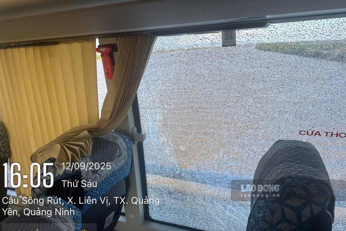 Verre cassee lorsque vous courez sur Hai Phong - Quang Ninh Highway, Lien Hoa Ward Area. Photo: Anh Quan