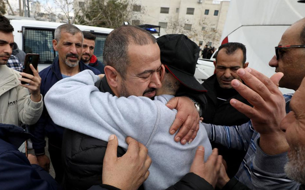 La gente da la bienvenida a un prisionero palestino entregado en un acuerdo entre Israel y Hamas el 1 de febrero de 2025. Foto: Xinhua