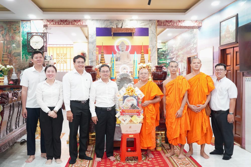 Delegacion de trabajo del Comite del Frente de la Patria de Vietnam Ciudad Ho Chi Minh visita y entrega regalos al templo Pothiwong. Foto: Anh Hoang