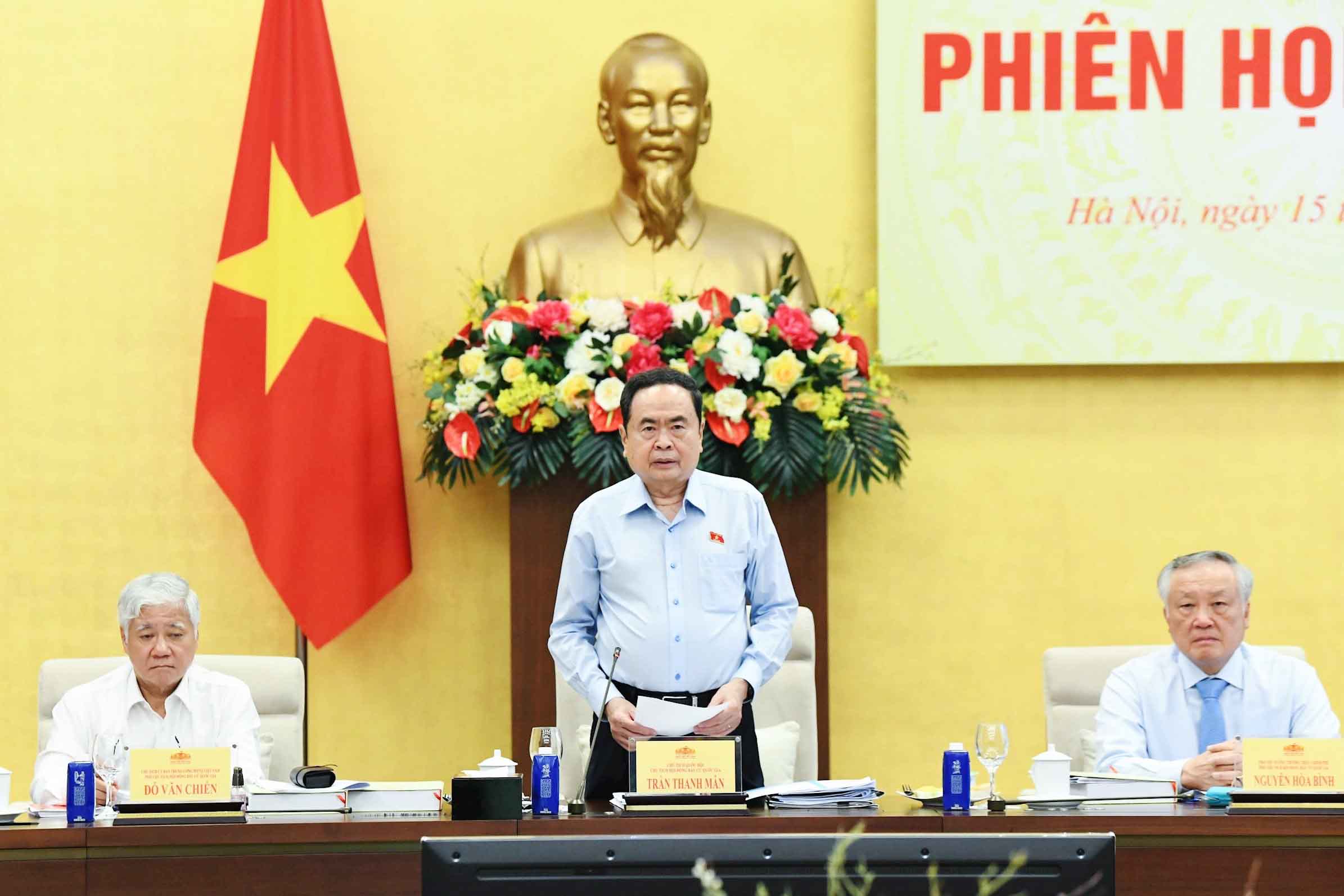 Chu tich Quoc hoi Tran Thanh Man - Chu tich Hoi dong Bau cu quoc gia chu tri phien hop. Anh: Lam Hien.