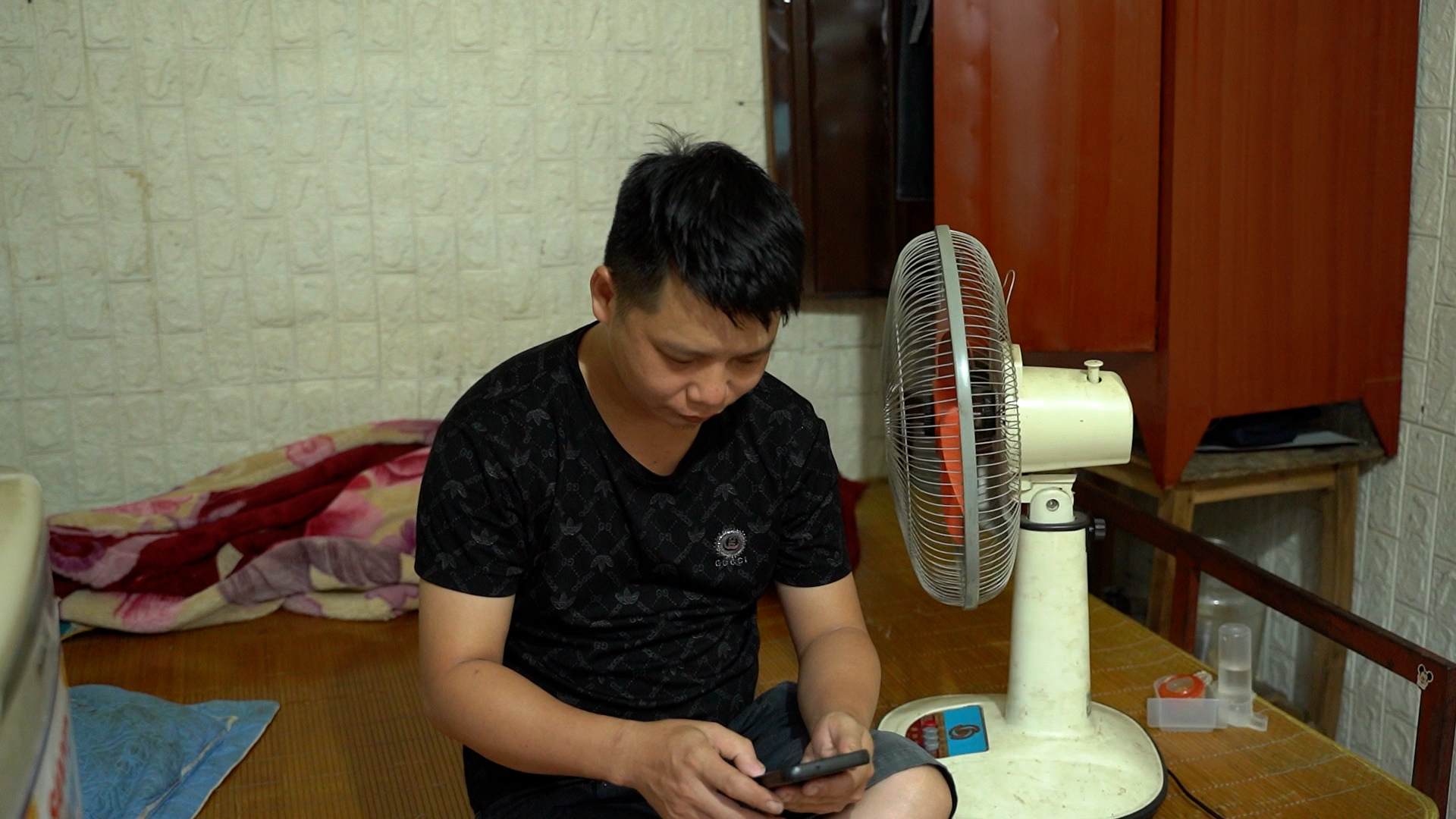 The Hanoi Department of Home Affairs requested an investigation of 700 enterprises in the area on the situation of production, business, labor, and wages. Photo: Quynh Chi