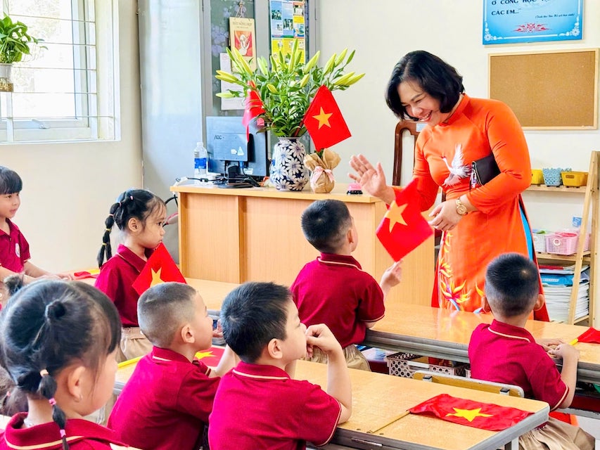 Theo ghi nhan cua Lao Dong, 100% so truong tieu hoc Ha Noi hoc 2 buoi/ngay. Con voi bac THCS, THPT, viec hoc 2 buoi/ngay con tuy thuoc vao dieu kien co so vat chat cua tung truong. Anh: Van Trang  