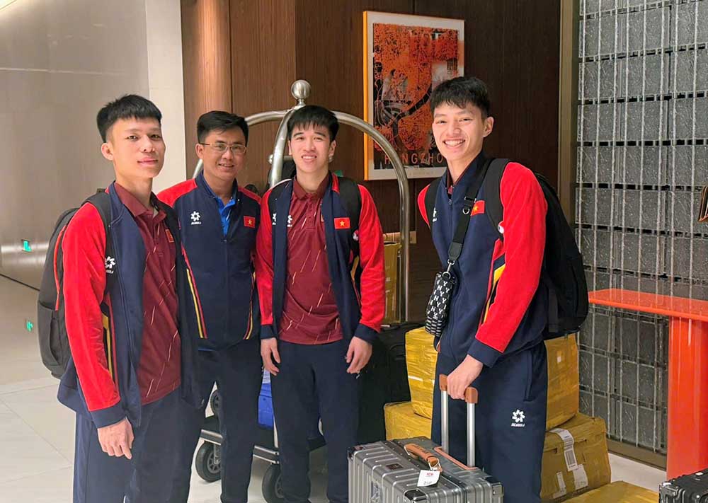Tuyen futsal Viet Nam co mat o Han Chau sau chuyen bay dai. Anh: VFF