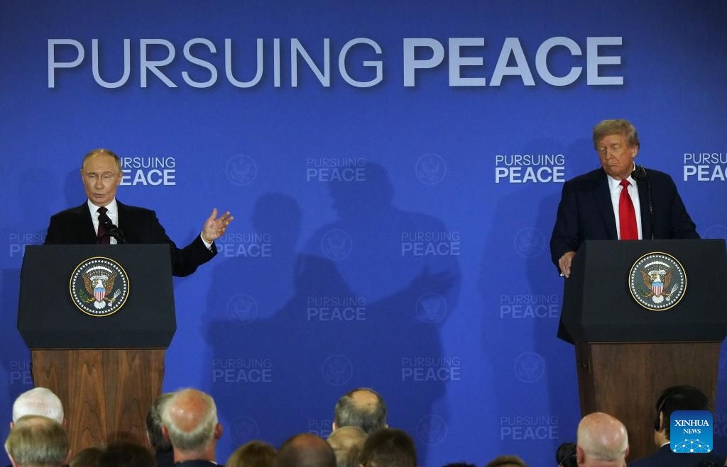 El presidente estadounidense Donald Trump (derecha) y el presidente ruso Vladimir Putin en una conferencia de prensa conjunta despues de las conversaciones en Anchorage Alaska el 15 de agosto de 2025. Foto: Xinhua